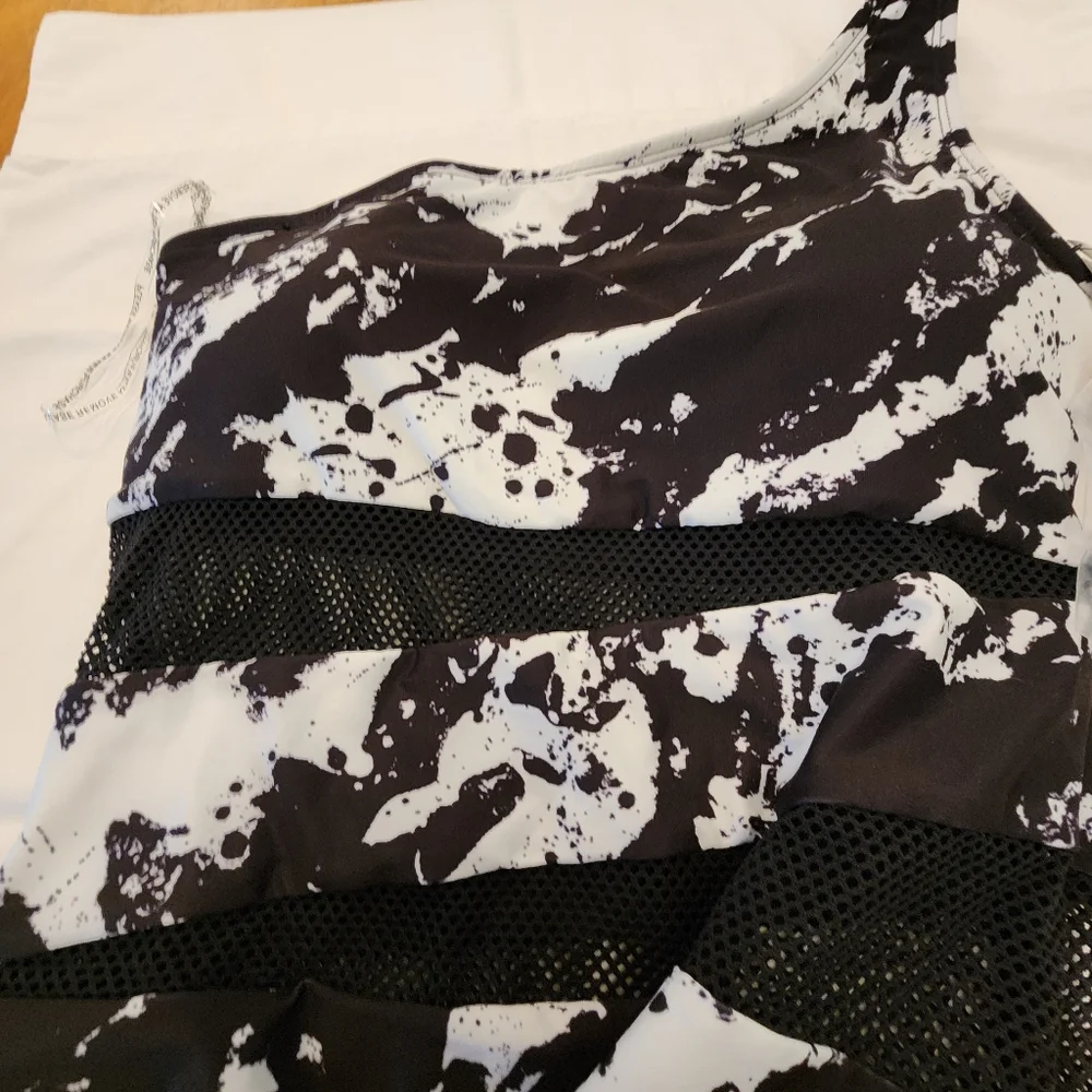 Carmen Marc Valvo Monochrome One-Shoulder Swimsuit Comes With Extra Strap. - Picture 3 of 8